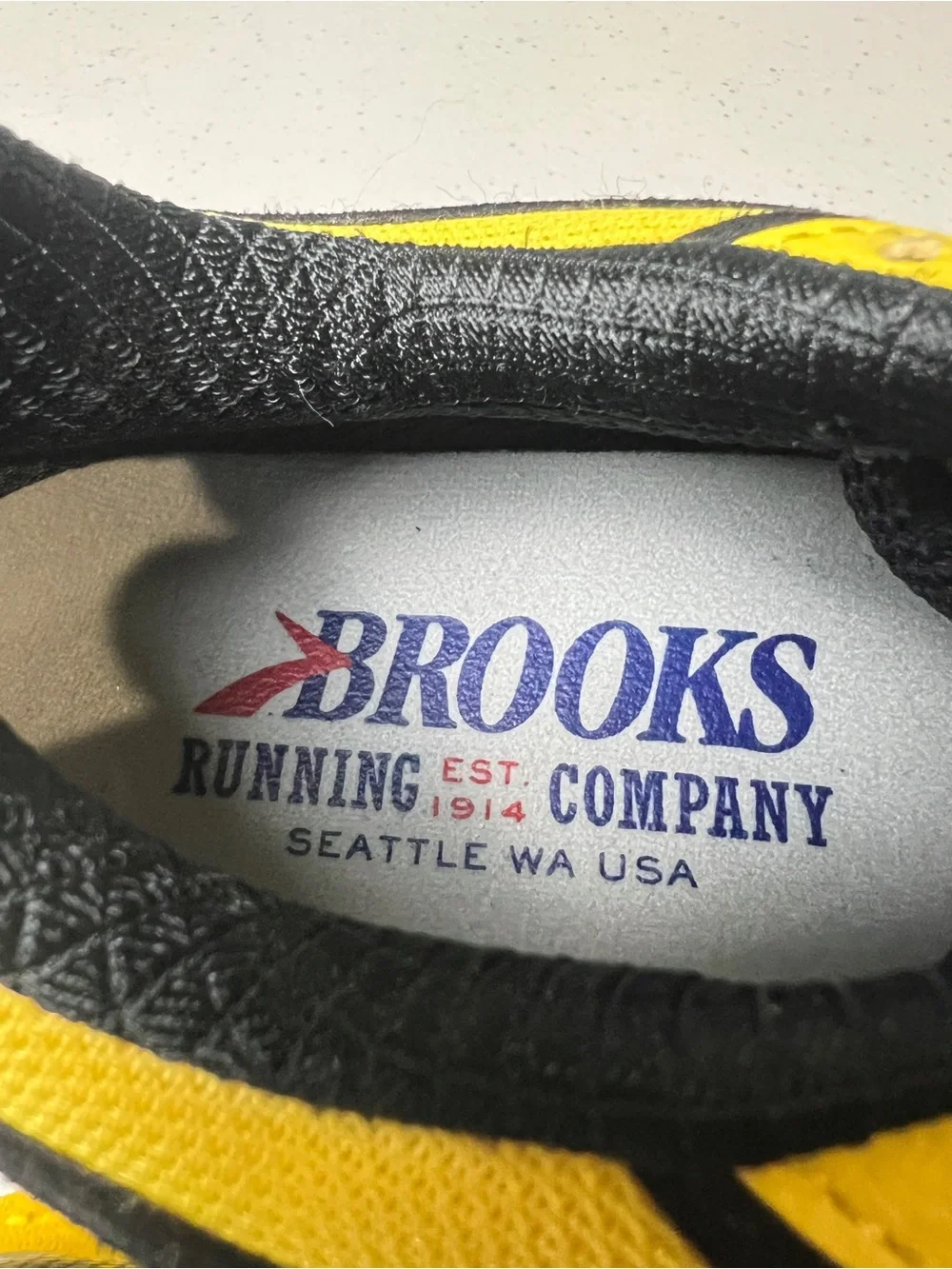 BROOKS CASCADIA YELLOW_BLACK_MOONBEAM
